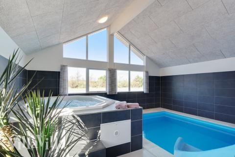 Njut av spabadets värme i lyxstuga nr 450 i Østjylland