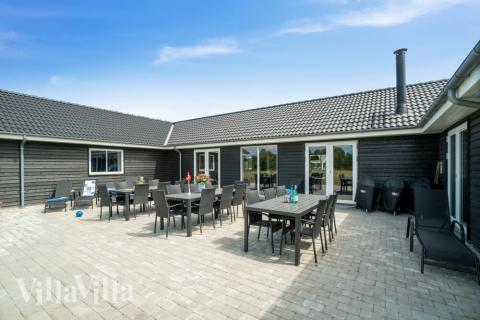 Njut av en grillkväll på terrassen i lyxstuga nr 450 i Østjylland
