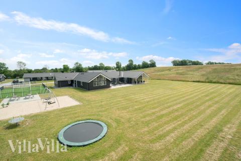 Den praktfulla poolstugan nr 450 med plats för 30 personer ligger i Østjylland