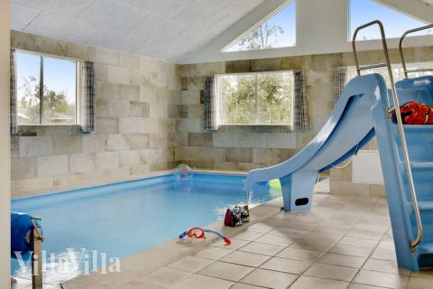 Sommarstuga 432 är inredd med en smakfull poolavdelning som har vattenrutschbana, ett stort inbyggt spapad och bastu