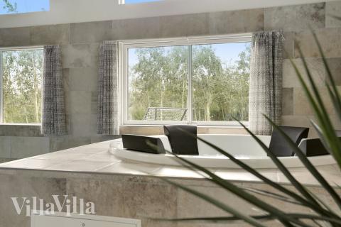 Njut av spabadets värme i lyxstuga nr 432 i Lolland/Falster/Møn