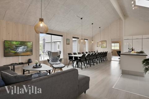 Det stora ljusa vardagsrummet i lyxstuga nr 432 för 20.