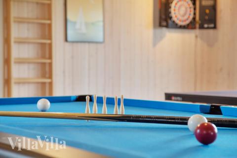 Aktivitetsrum i lyxstuga nr 432 med 8 sovrum och plats för 20 personer.