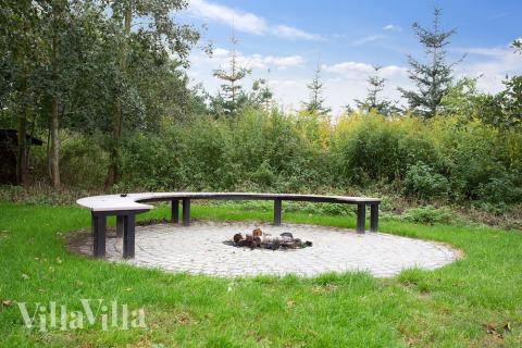 Till den trevliga sommarstugan nr 432 i Lolland/Falster/Møn erbjuds en mängd utomhusaktiviteter, t.ex. lektorn och gungor