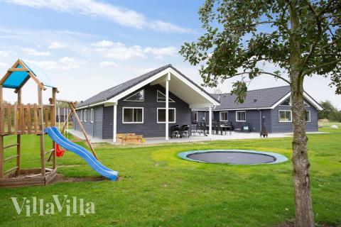 Den praktfulla poolstugan nr 432 med plats för 20 personer ligger i Lolland/Falster/Møn