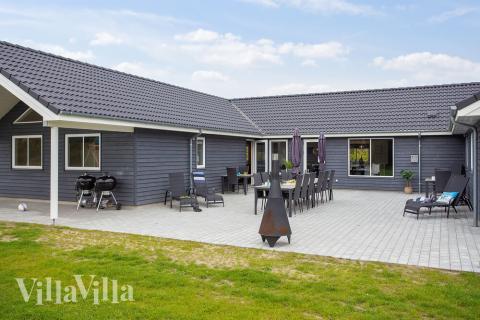 Njut av en grillkväll på terrassen i lyxstuga nr 432 i Lolland/Falster/Møn