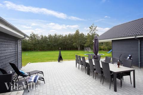 Lyxstuga nr 432 har en härlig terrass med sköna trädgårdsmöbler för 20 personer.