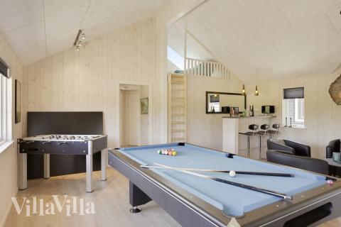 Förutom de många timmar som du kan tillbringa i stugans poolavdelning erbjuder lyxstuga 433 även biljard, bordtennis och dart