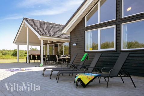 På terrassen i sommarhus nr 433 finns det plats för upp till 16 gäster.