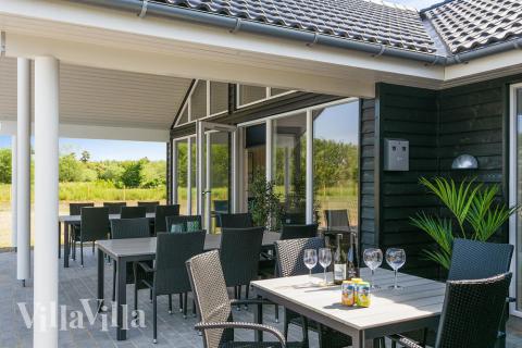 Lyxstuga nr 433 har en härlig terrass med sköna trädgårdsmöbler för 16 personer.