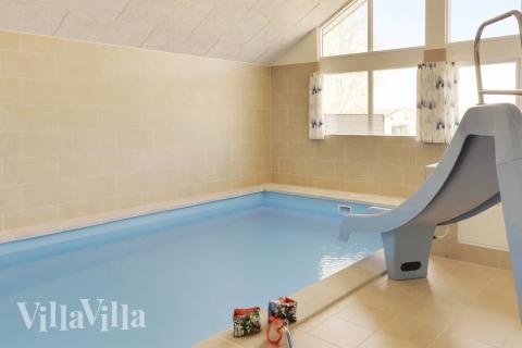 Sommarstuga 433 är inredd med en smakfull poolavdelning som har vattenrutschbana, ett stort inbyggt spapad och bastu