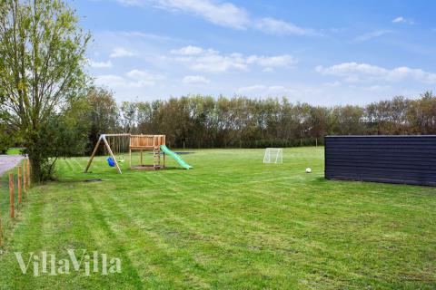 Till den trevliga sommarstugan nr 433 i Lolland/Falster/Møn erbjuds en mängd utomhusaktiviteter, t.ex. lektorn och gungor