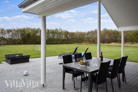 Njut av en grillkväll på terrassen i lyxstuga nr 433 i Lolland/Falster/Møn
