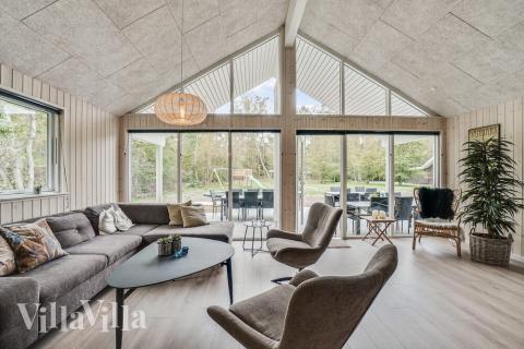 Det stora ljusa vardagsrummet i lyxstuga nr 434 för 20.