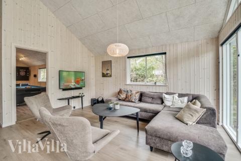 Vardagsrummet i lyxstuga nr. 434 har plats för 20 personer.