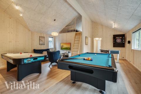 Lyxstuga 434 för 20 personer har ett stort aktivitetsrum med bl.a. biljard och dart
