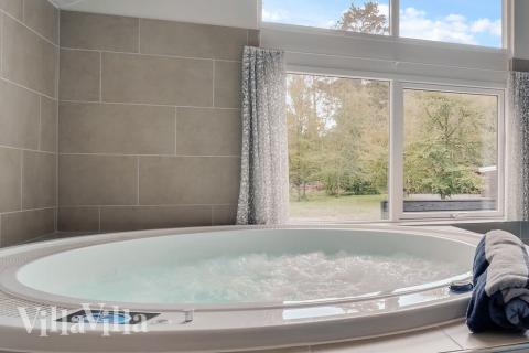 Njut av spabadets värme i lyxstuga nr 434 i Nordsjälland