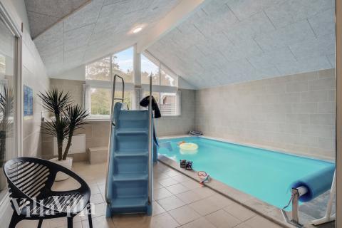 Sommarstuga 434 är inredd med en smakfull poolavdelning som har vattenrutschbana, ett stort inbyggt spapad och bastu