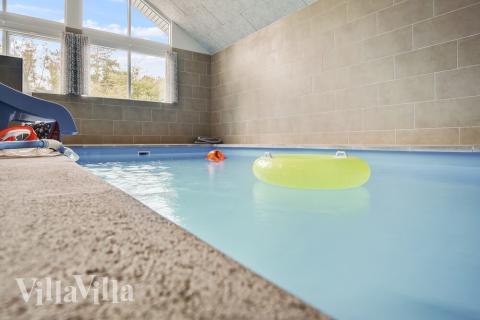 Den härliga poolen i lyxstuga nr 434 för 20 personer