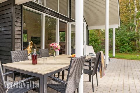 På terrassen i sommarhus nr 434 finns det plats för upp till 20 gäster.