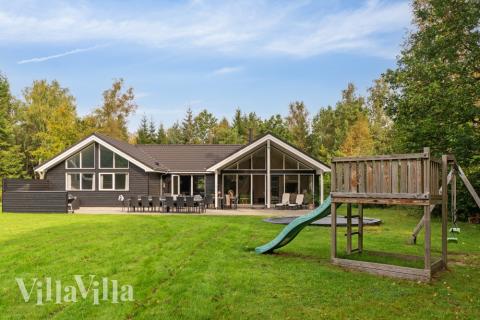 Lyxstuga nr 434 har en härlig terrass med sköna trädgårdsmöbler för 20 personer.