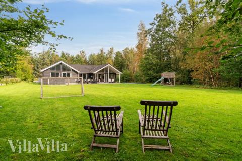 Till den trevliga sommarstugan nr 434 i Nordsjälland erbjuds en mängd utomhusaktiviteter, t.ex. lektorn och gungor