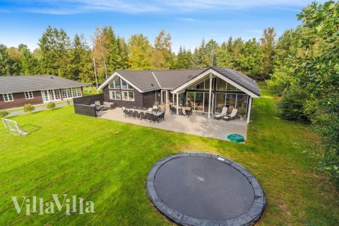 Den praktfulla poolstugan nr 434 med plats för 20 personer ligger i Nordsjälland