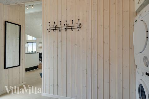 Den rymliga entrén i lyxstuga nr 437 i Fyn och öar