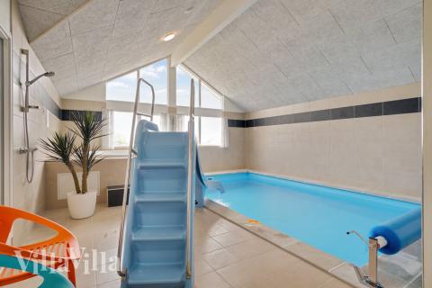 Den härliga poolen i lyxstuga nr 437 för 18 personer