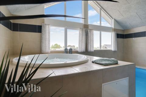 Njut av spabadets värme i lyxstuga nr 437 i Fyn och öar