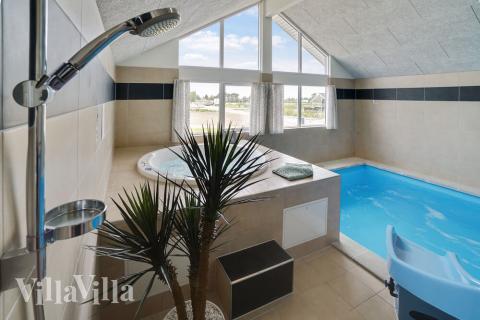 Ta ett dopp i poolen i lyxhus nr 437 i Fyn och öar.