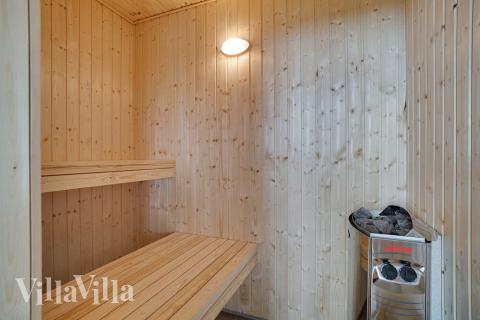 Njut av bastuvärmen i lyxstuga nr 437 för 18 personer