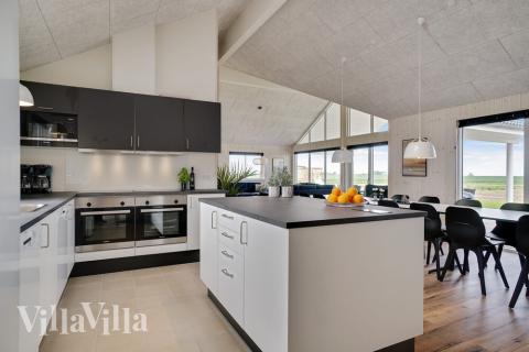 Köket i lyxstuga nr 437 är utrustat så att ni kan laga mat till 18 personer.