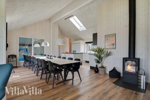 Ni kan sitta 18 personer tillsammans i vardagsrummet när ni besöker lyxhus nr 437 i Fyn och öar.