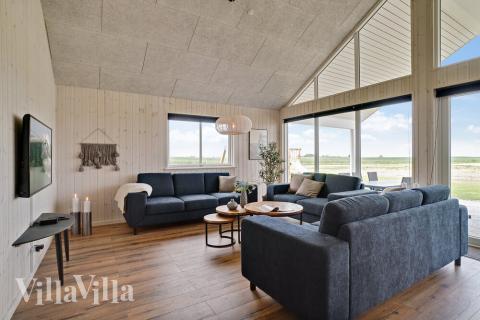 Vardagsrummet i lyxstuga nr. 437 har plats för 18 personer.