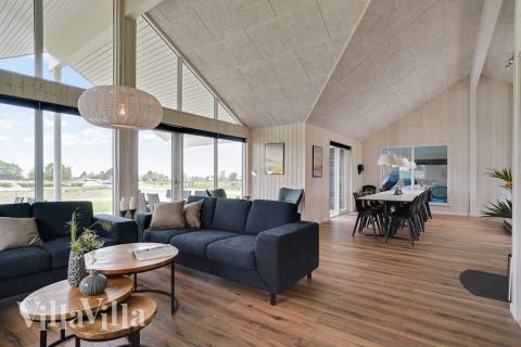 Det stora ljusa vardagsrummet i lyxstuga nr 437 för 18.