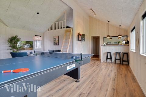 Lyxstuga 437 för 18 personer har ett stort aktivitetsrum med bl.a. biljard och dart