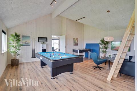 Förutom de många timmar som du kan tillbringa i stugans poolavdelning erbjuder lyxstuga 437 även biljard, bordtennis och dart