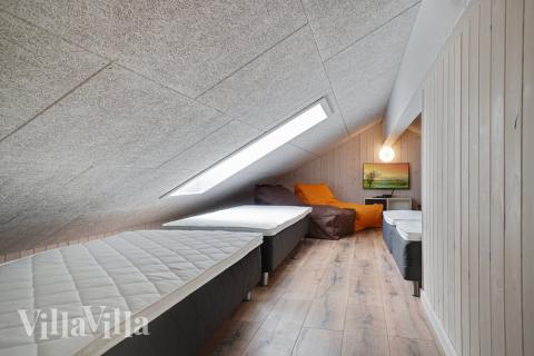 Några av de 18 sovplatserna finns på loftet i lyxstuga nr 437