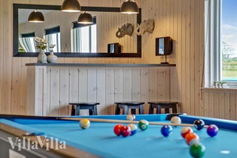 Aktivitetsrum i lyxstuga nr 437 med 7 sovrum och plats för 18 personer.