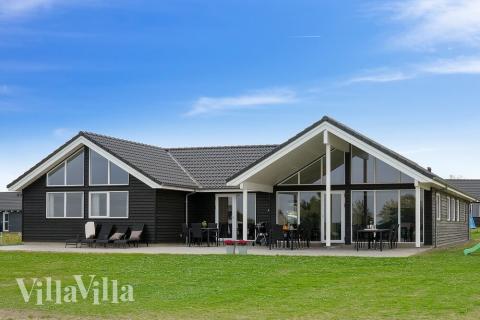 Den praktfulla poolstugan nr 437 med plats för 18 personer ligger i Fyn och öar