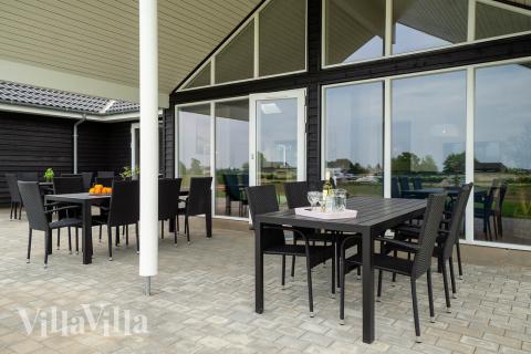 På terrassen i sommarhus nr 437 finns det plats för upp till 18 gäster.