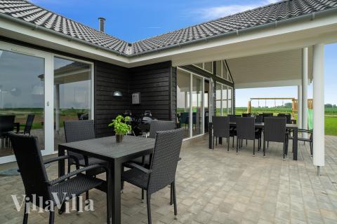 Lyxstuga nr 437 har en härlig terrass med sköna trädgårdsmöbler för 18 personer.