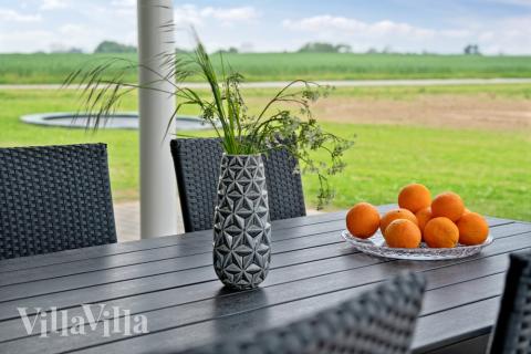 Njut av en grillkväll på terrassen i lyxstuga nr 437 i Fyn och öar
