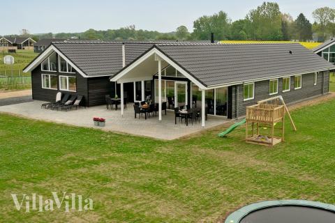 Den tjusiga sommarstugan nr 437 med gott om plats för upp till 18 personer