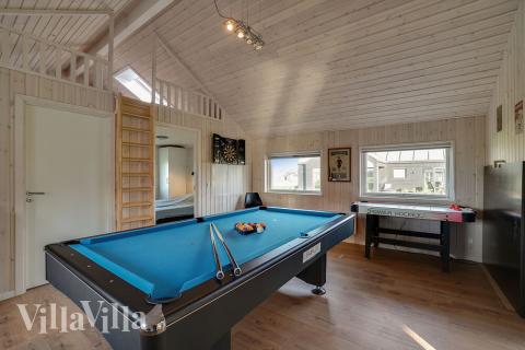 Lyxstuga 443 för 10 personer har ett stort aktivitetsrum med bl.a. biljard och dart