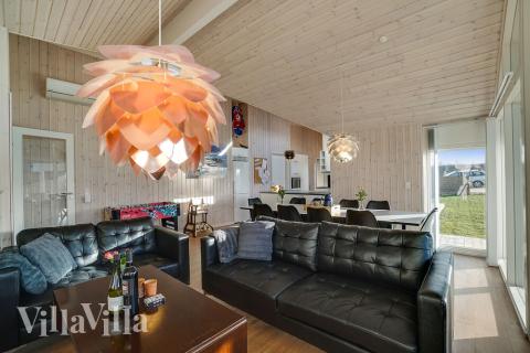 Det stora ljusa vardagsrummet i lyxstuga nr 443 för 10.