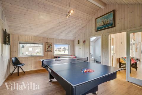 Förutom de många timmar som du kan tillbringa i stugans poolavdelning erbjuder lyxstuga 443 även biljard, bordtennis och dart