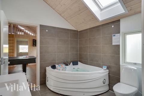 Njut av spabadets värme i lyxstuga nr 443 i Østjylland