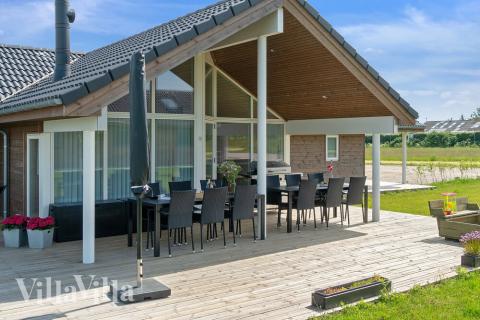 På terrassen i sommarhus nr 443 finns det plats för upp till 10 gäster.